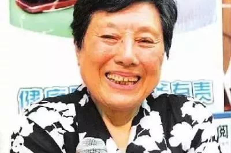 Năm 1975, bà Lưu Tùng Hàn được chẩn đoán bị ung thư vú khi ở tuổi 50. Nửa năm sau, bà phẫu thuật. Căn bệnh ung thư tưởng như chấm dứt vẫn tái phát 3 lần. Nay bà Lưu đã 93 tuổi, chiến đấu với bệnh ung thư 44 năm vẫn khỏe mạnh nhờ bí quyết sau.
