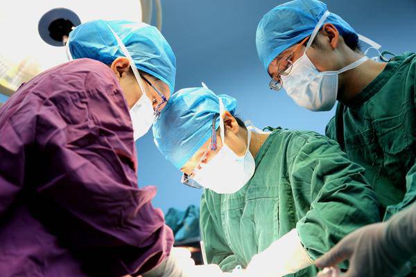 Gái quê dự sinh quá 14 ngày tử cung vẫn đóng, bác sĩ mổ bụng choáng vì mùi hôi nồng - 2