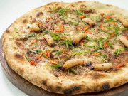 Ngon-bổ-rẻ - Rùng mình với món pizza đuông dừa bò lổm ngổm tại Hà Nội