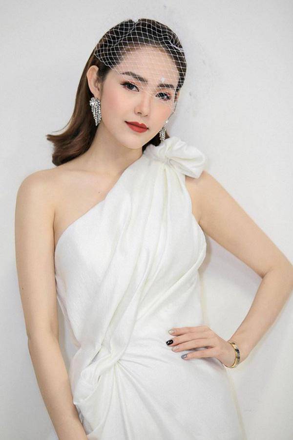 Minh Hằng gây sốc với gương mặt cứng đơ như ma-nơ-canh, mắt ti hí và miệng biến dạng? - 10