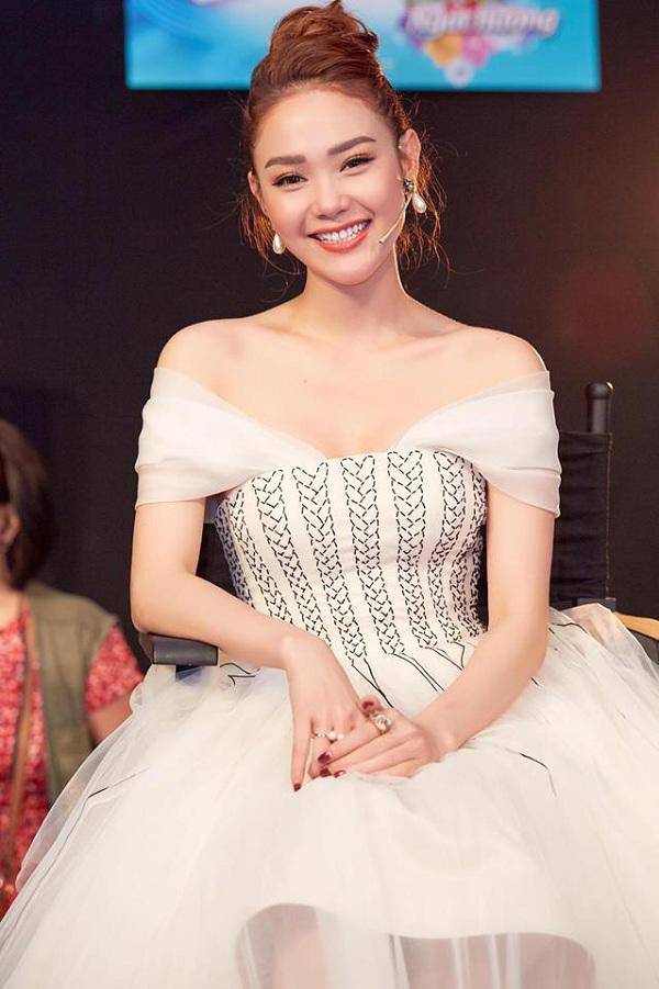 Minh Hằng gây sốc với gương mặt cứng đơ như ma-nơ-canh, mắt ti hí và miệng biến dạng? - 8