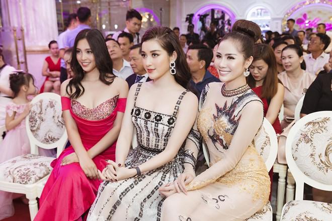 Á hậu xây nhà 7 tỷ tặng gia đình amp;#34;hở bạoamp;#34; dù dự sự kiện cùng mẹ - 7