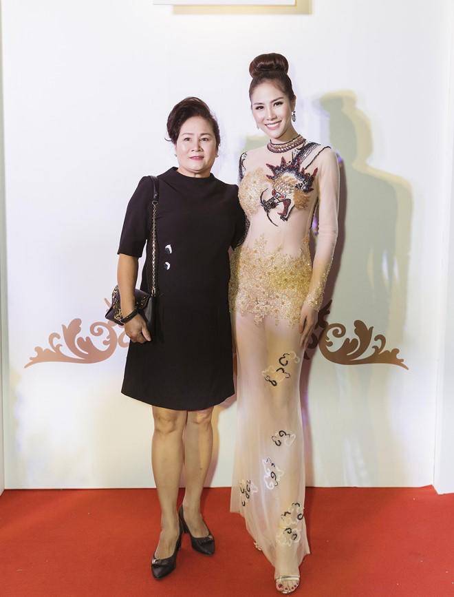 Á hậu xây nhà 7 tỷ tặng gia đình amp;#34;hở bạoamp;#34; dù dự sự kiện cùng mẹ - 5