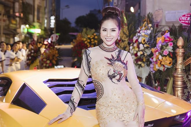 Á hậu xây nhà 7 tỷ tặng gia đình amp;#34;hở bạoamp;#34; dù dự sự kiện cùng mẹ - 6