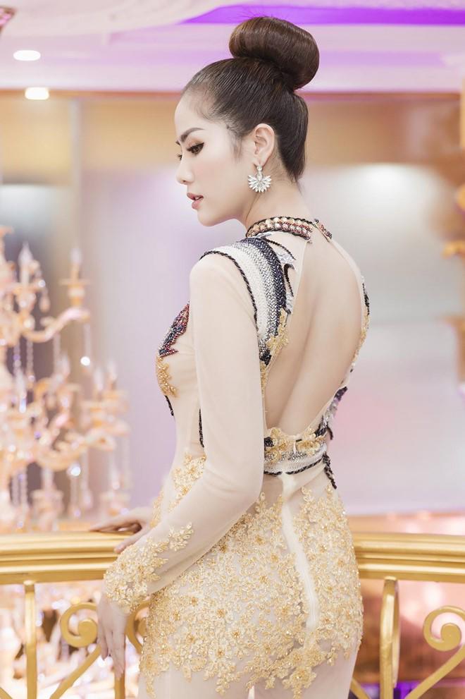 Á hậu xây nhà 7 tỷ tặng gia đình amp;#34;hở bạoamp;#34; dù dự sự kiện cùng mẹ - 2