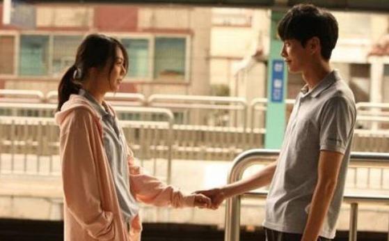 Tờ giấy trong ngăn tủ luôn khóa kín của chồng hé lộ  bí mật quá khứ - 1