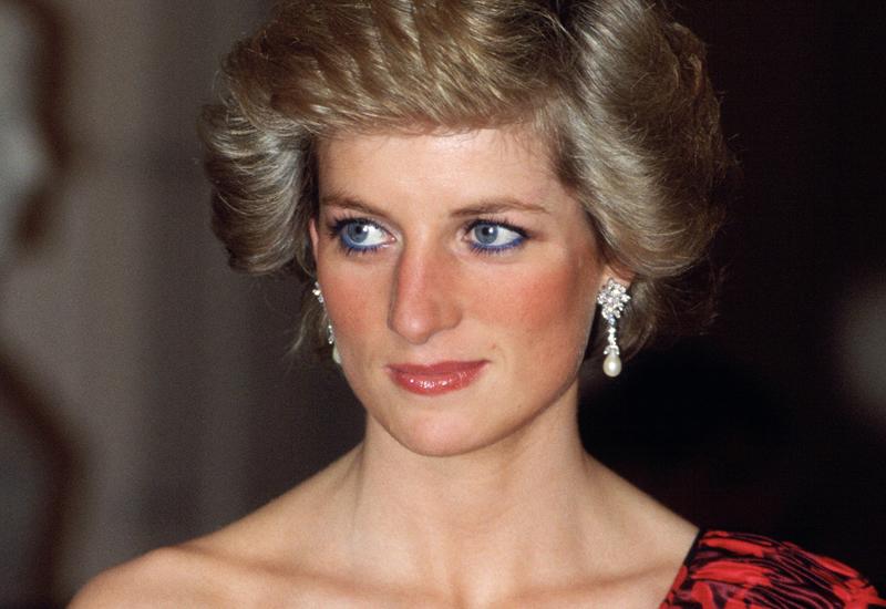 1. Cố Công nương Diana – Vương quốc Anh

Cố Công nương Diana được mệnh danh là “Người phụ nữ được chụp ảnh nhiều nhất thế giới”. Bà nhận được sự yêu mến trên khắp nước Anh và cả thế giới.
