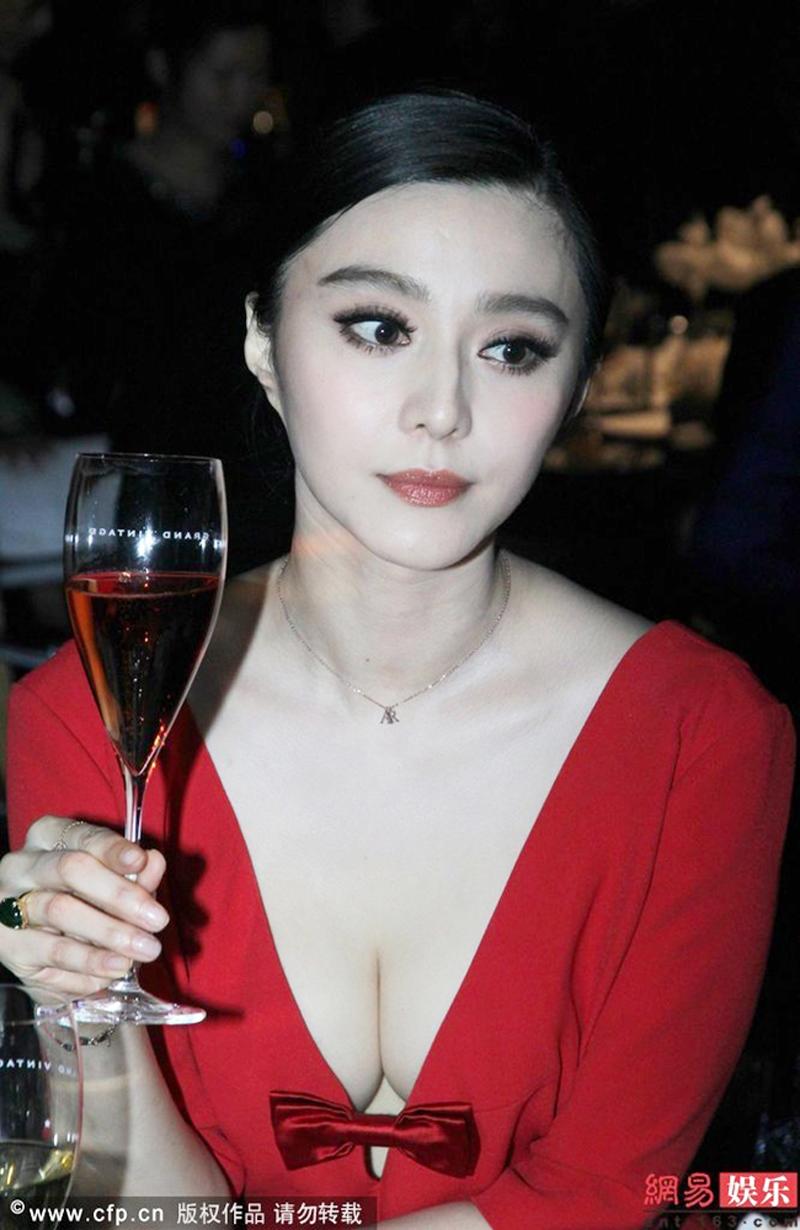 Vào năm 2015, một bảng giá tiếp rượu của các mỹ nhân Hoa ngữ bị lộ trong đó có Phạm Băng Băng. Mức giá của nàng Hoa đán là 1,7 tỷ đồng.
