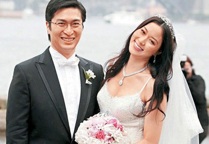 Từ Tử Kỳ là cựu diễn viên xinh đẹp, nổi tiếng một thời của TVB. Năm 2006, cô chọn "theo chồng bỏ cuộc chơi" khi lên xe hoa với Lý Gia Thành.
