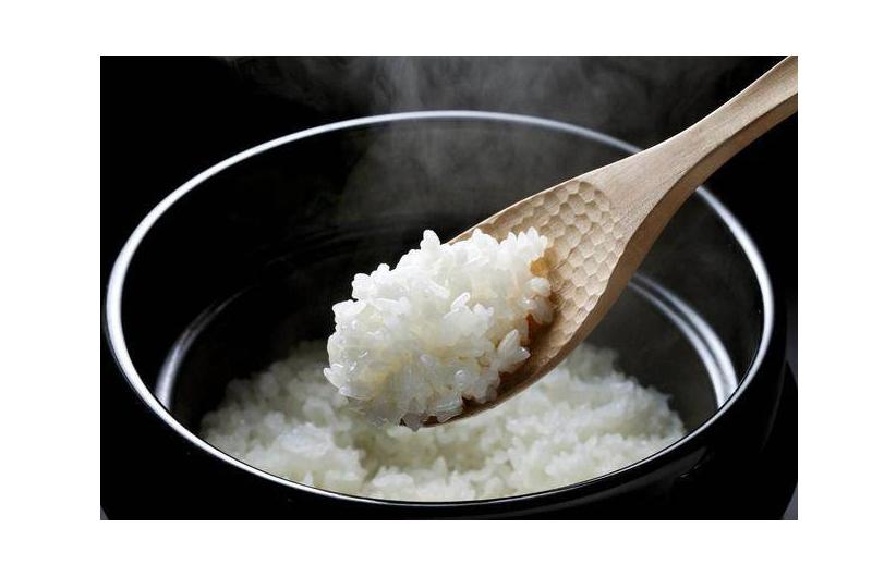 Trước khi nấu, đem ngâm gạo với nước ấm từ 10-15 phút. Sau đó xả sạch nước, cho gạo vào nồi cơm điện, thêm nước vừa đủ, bật công tắc nấu, đợi cơm chín là xong.
