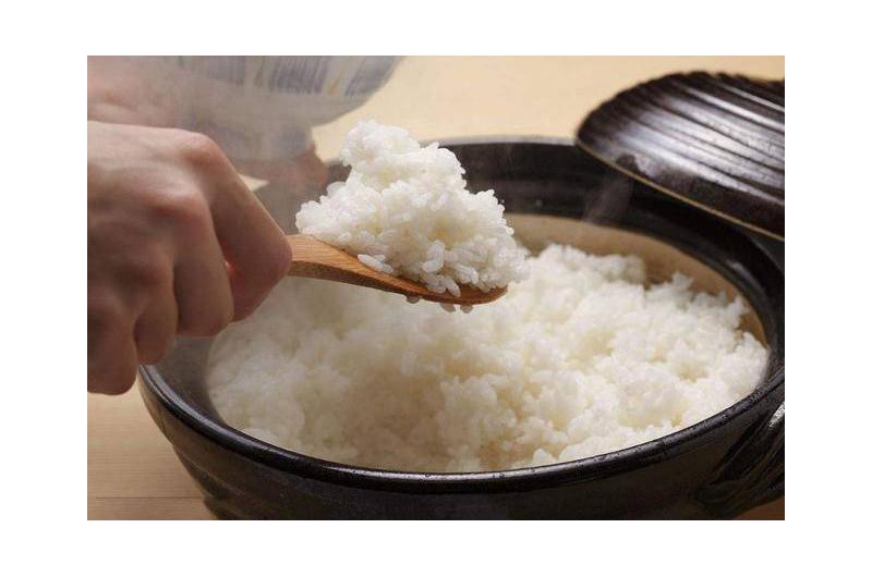 Việc ngâm gạo với nước ấm làm hạt gạo nhanh chín hơn, cơm dẻo hơn mà đặc biệt, hương thơm của cơm được phát huy tối đa, chắc chắn khi ăn bạn sẽ cảm nhận được điều tuyệt vời này.
