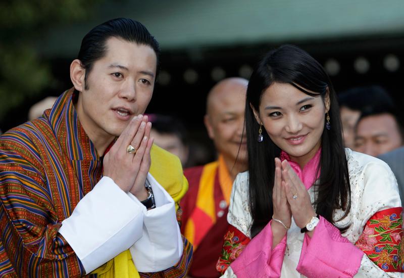 Câu chuyện tình yêu của cô Jetsun với Quốc vương Bhutan được ví như truyện cổ tích. Vị quốc vương trẻ tuổi bị ấn tượng bởi nét đẹp, sự thông minh và duyên dáng của Jetsun nên đã không do dự mà quỳ gối hẹn ước với cô.
