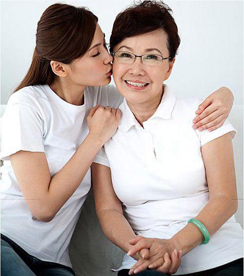 Biết con dâu không còn trinh trắng, mẹ chồng đích thân ra tay tương trợ - 1