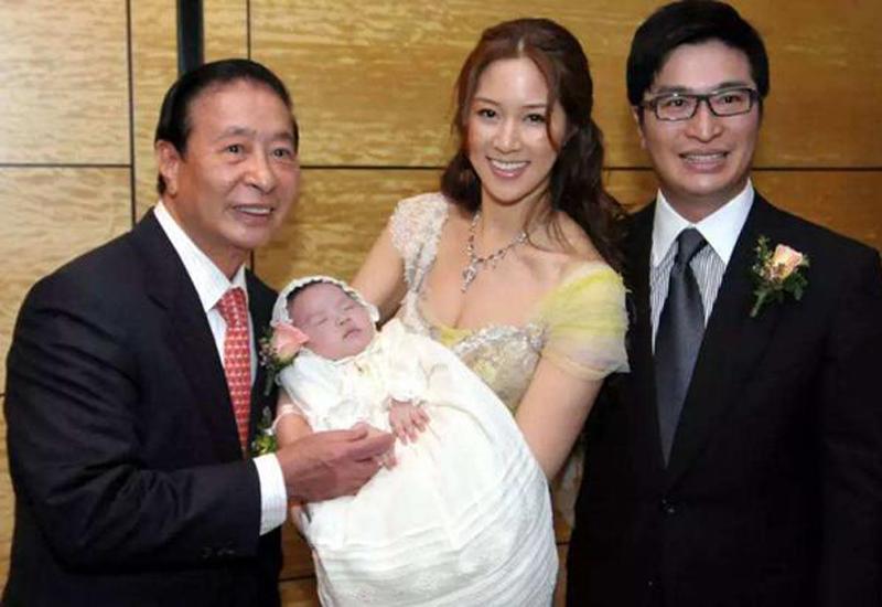 Gần đây, Từ Tử Kỳ đã tuyên bố không muốn sinh thêm con, nhưng trái ngược với ý muốn của cô, bố chồng "khuyến khích" con dâu rằng, nếu như mang bầu lần thứ 5, ông sẽ thưởng 1 tỷ đôla Hong Kong (3000 tỷ đồng). 
