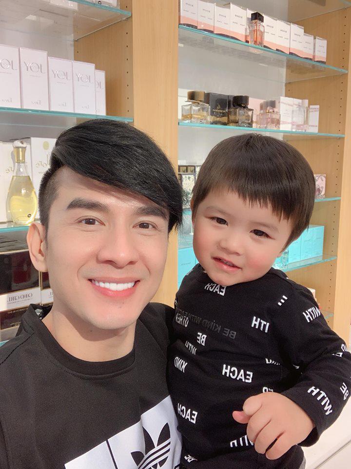 Đan Trường chụp hình ngộ nghĩnh cùng con trai, gọi bé là amp;#34;Thanh xuânamp;#34; - 10