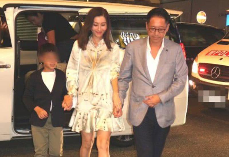 Năm 2008, cô chính thức trở thành vợ của tỷ phú nổi tiếng Hứa Tấn Hanh sau nhiều ồn ào, thị phi làm người thứ 3. 
