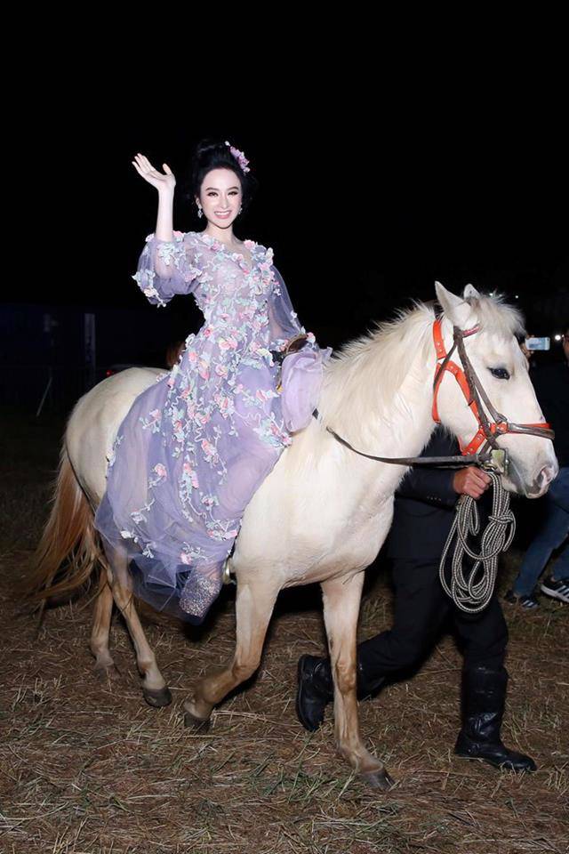 Sởn gai óc trước những đôi giày lênh khênh như đi cà kheo của Chi Pu và mỹ nhân Việt - 4