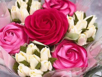 Phát hiện sự thật ngã ngửa khi lại gần bó hoa đẹp ngỡ ngàng của bà mẹ 5 con