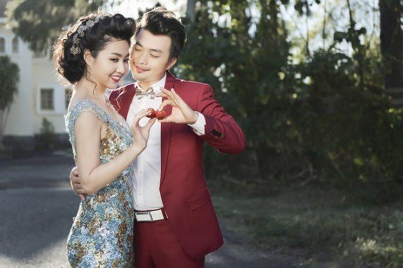 Với phong cách tự nhiên, hài hước, bộ ảnh cưới của Lê Khánh, Tuấn Khải được nhận xét là không đụng hàng với bất kì ai. 
