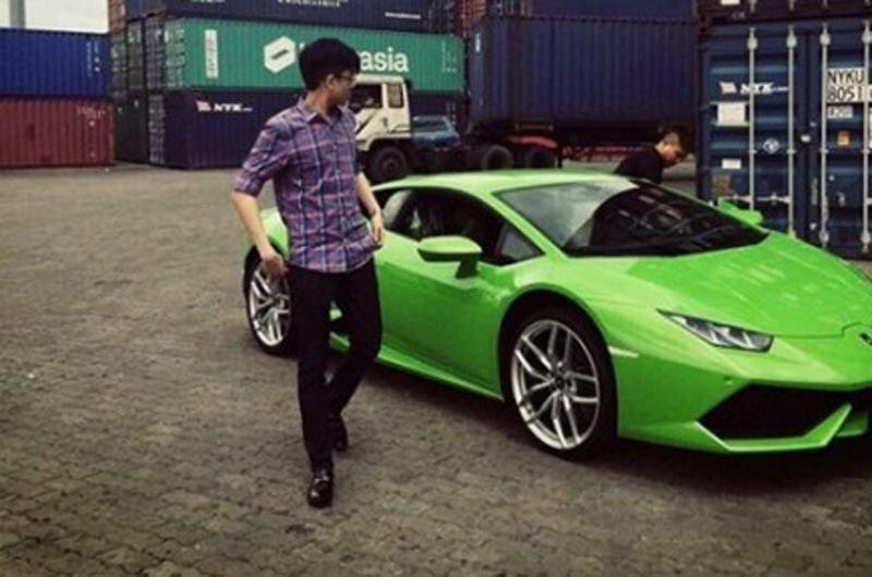 Năm 2015, Phan Hoàng được anh trai Phan Thành tặng cho chiếc siêu xe Lamborghini Huracan màu xanh cốm nhân dịp sinh nhật.
