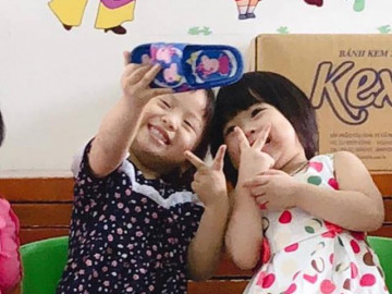 Không có smartphone, 2 cô bé thỏa sức selfie với... dép