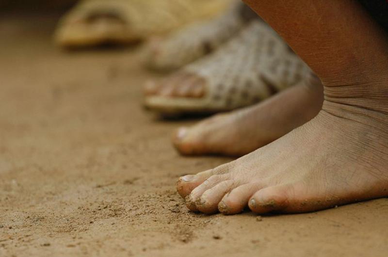 Nhiều người thích đi chân đất nhưng thói quen này dễ dẫn đến hậu quả khôn lường. Ấu trùng di chuyển dưới da là một dạng nhiễm ký sinh trùng, xảy ra do đi chân trần trên đất hoặc cát dính phân chó mèo chứa ấu trùng giun móc. 
