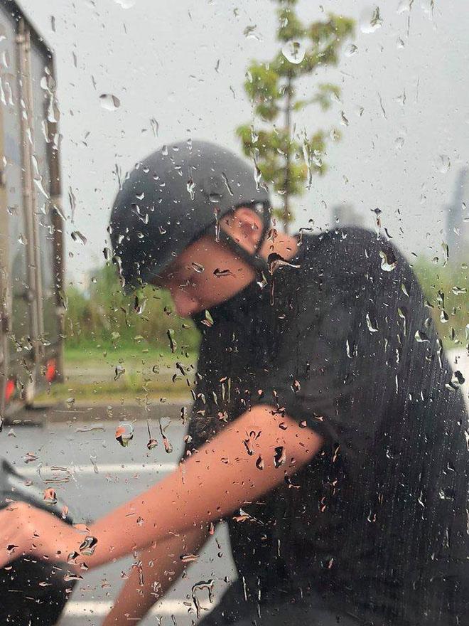 Chồng bắt vợ đi taxi rồi đội mưa chạy xe theo gây thích thú, danh tính mới bất ngờ - 1