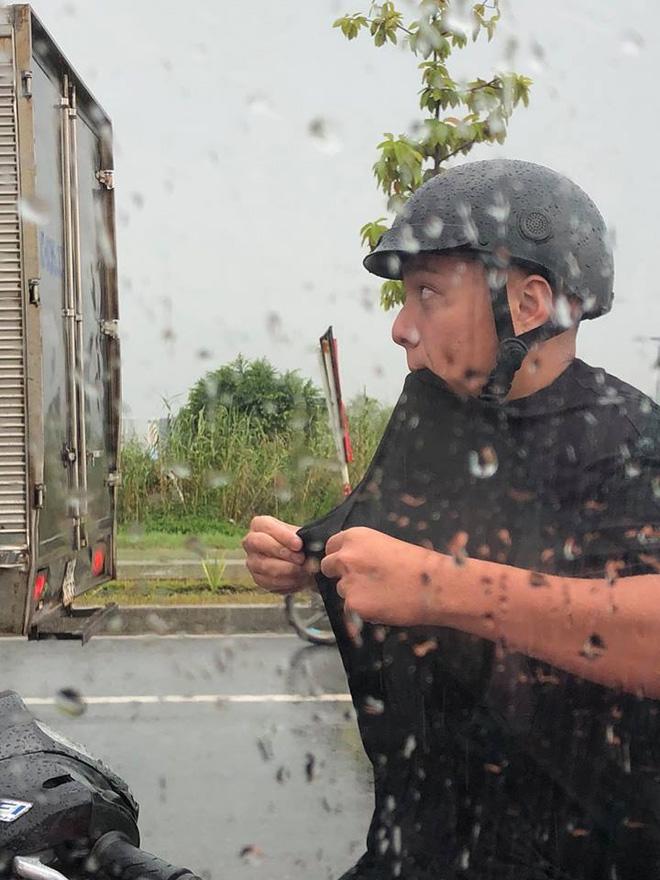 Chồng bắt vợ đi taxi rồi đội mưa chạy xe theo gây thích thú, danh tính mới bất ngờ - 2