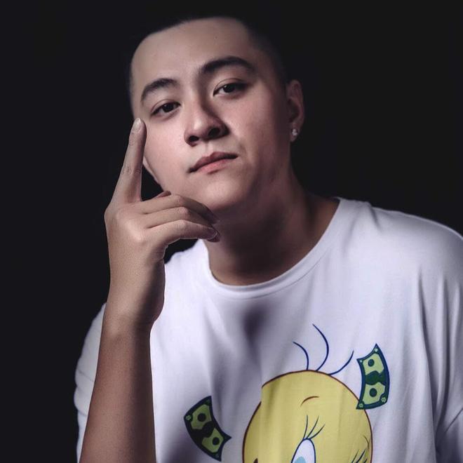 Chồng bắt vợ đi taxi rồi đội mưa chạy xe theo gây thích thú, danh tính mới bất ngờ - 4