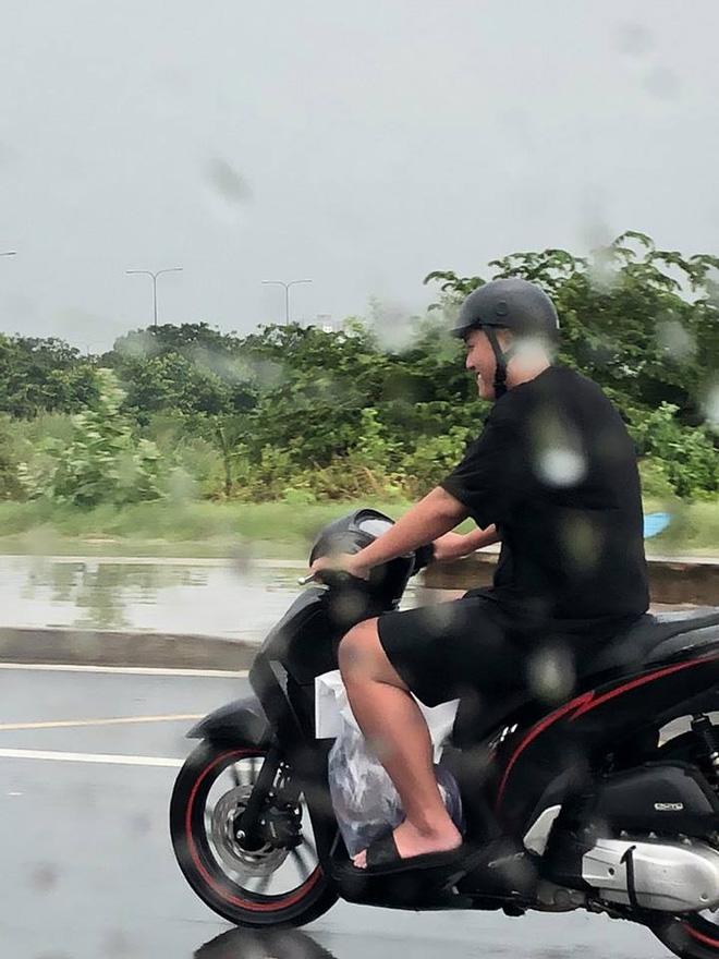 Chồng bắt vợ đi taxi rồi đội mưa chạy xe theo gây thích thú, danh tính mới bất ngờ - 3