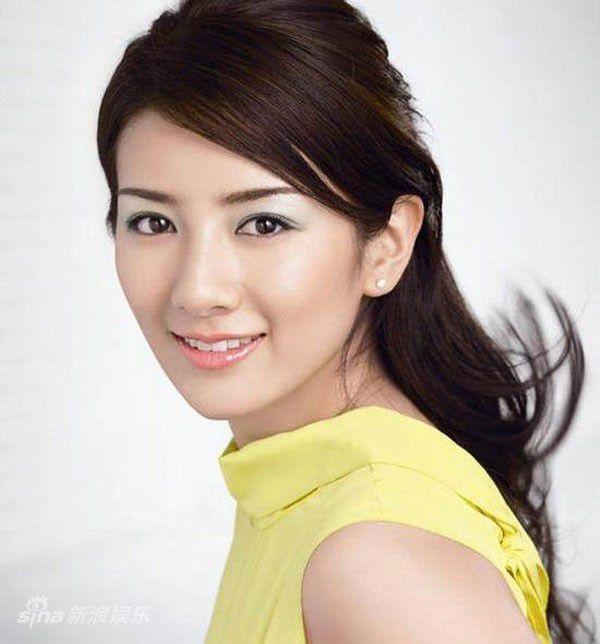 Huỳnh Dịch - amp;#34;Tội đồamp;#34; phá hoại tình yêu của Triệu Vy, bóng gió Én nhỏ amp;#34;không chồng mà chửaamp;#34; - 2