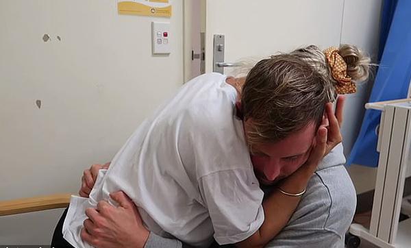 Mẹ trẻ chia sẻ video đi đẻ amp;#34;siêu thựcamp;#34; khiến triệu người xem xong rơi nước mắt - 1