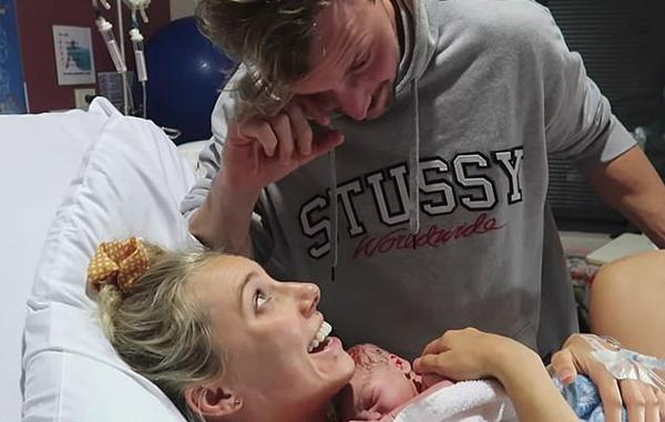 Mẹ trẻ chia sẻ video đi đẻ amp;#34;siêu thựcamp;#34; khiến triệu người xem xong rơi nước mắt - 2