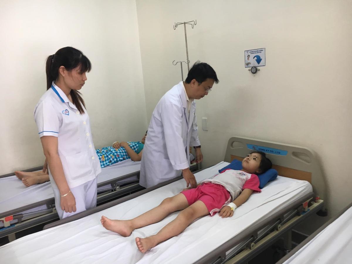 tp.hcm: an bua trua voi bo kho banh mi, 61 hoc sinh nhap vien nghi ngo doc - 1