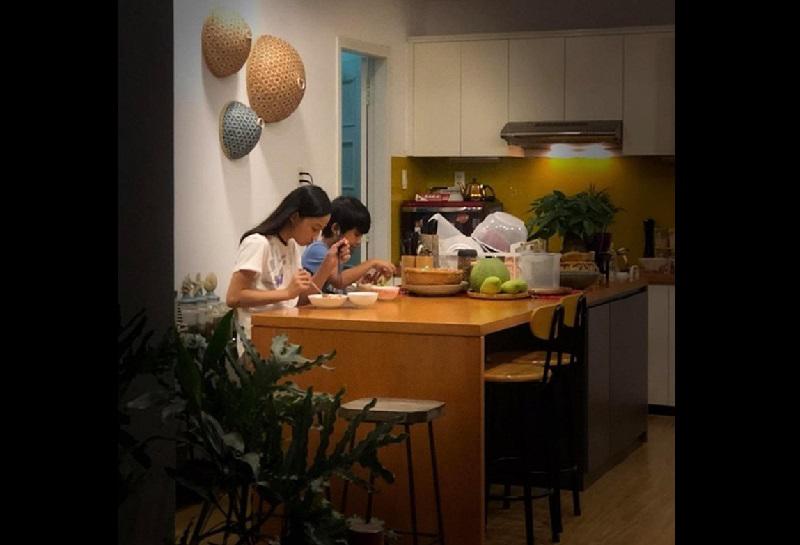 Bên cạnh bếp là bàn ăn được thiết kế như những homestay ở Hội An, nhẹ nhàng, cổ kính với tông màu vàng.
