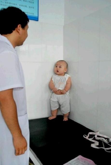 dan mang "ban loan" truoc bieu cam dang yeu cua be trai bi ba mang vi toi te bay - 10