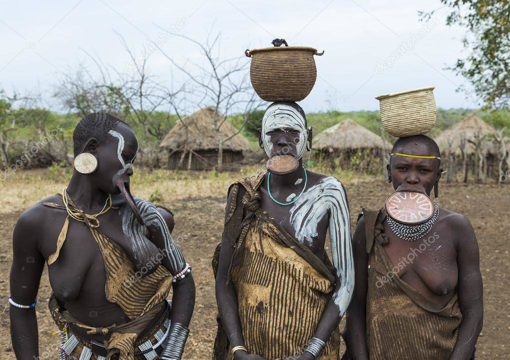 Đeo đĩa vào môi và những tập tục làm đẹp kỳ dị của phụ nữ trên khắp hành tinh - 6