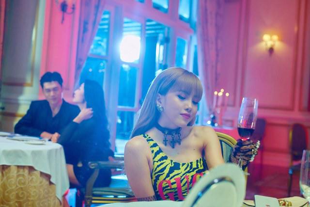 Thiều Bảo Trâm khoe chân dài nuột nà trong MV mừng thành công của amp;#34;Triệu lý doamp;#34; - 2