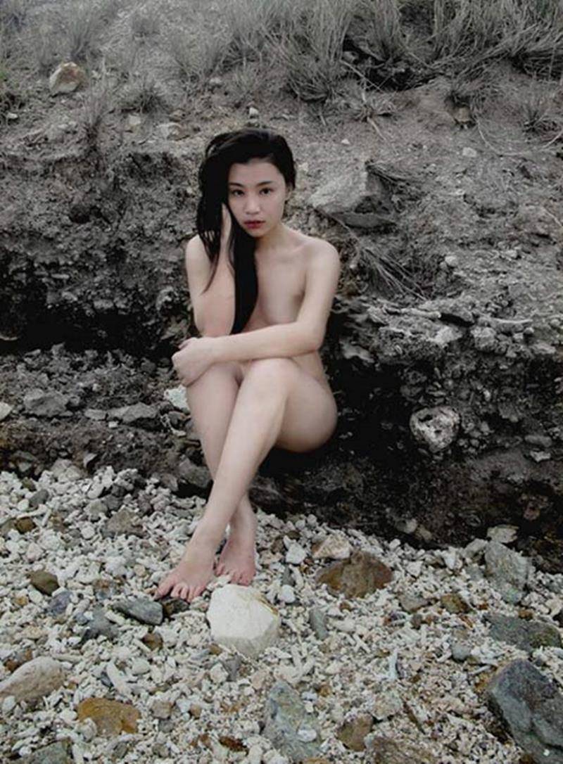 Dù gây tai tiếng với bộ ảnh nude vì biển nhưng đến nay, cái tên Mai Hải Anh đã chìm lấp trong thế giới giải trí vốn sôi động và lắm chiêu trò.
