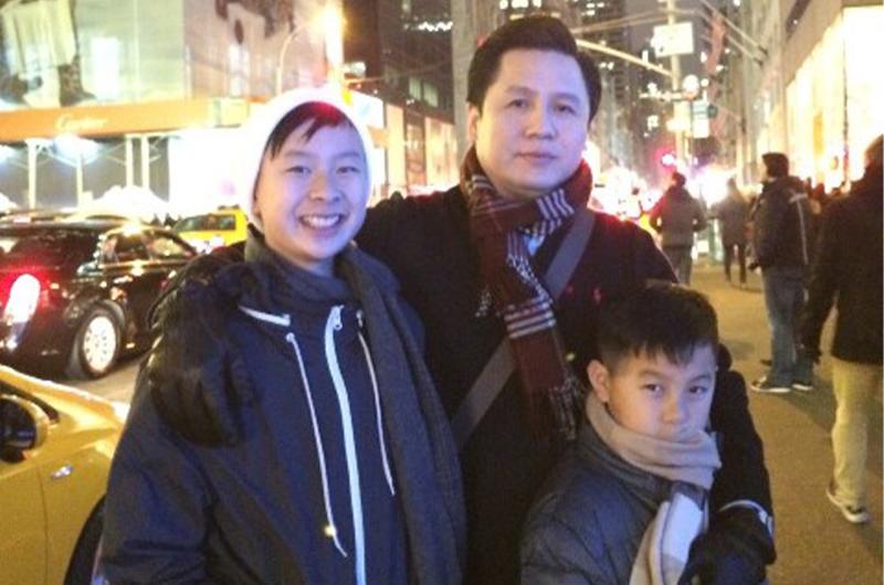 Ông Bobby Phước Trần từng cưới vợ nhưng đã ly hôn, hiện làm bố đơn thân và tự tay chăm sóc hai con trai của mình.
