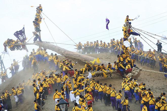 hang ngan thanh nien lieu mang om cot go phi xuong nui trong le hoi doc dao nhat nhat ban - 1