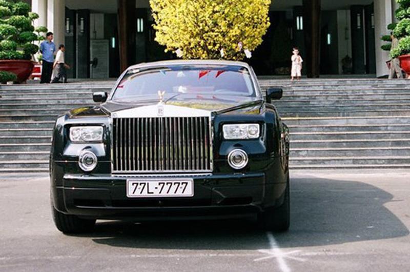 Cái tên Dương Thị Bạch Diệp chỉ được dư luận biết đến rộng rãi khi bà chi gần 1.4 triệu USD để mua chiếc xe siêu sang Rolls Royce Phantom biển số 77L-7777 vào năm 2008. Thời điểm đó, đây là chiếc thứ 6 được nhập về Việt Nam và có giá trị cao nhất.
