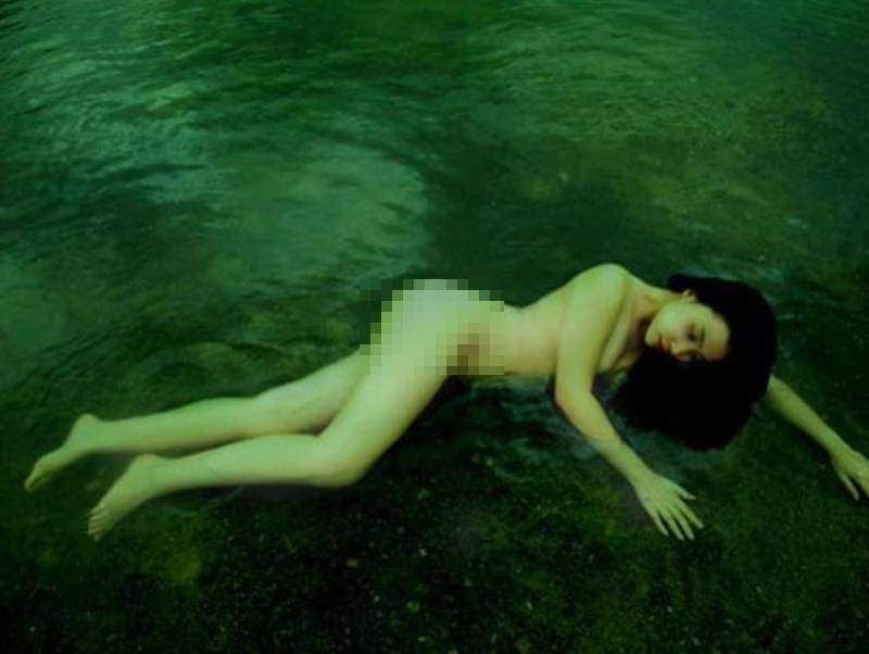 Năm 2012, Hoa khôi Khánh Hòa là Mai Hải Anh gây sốt trên cộng đồng mạng khi công bố bộ ảnh nude 100% của mình. Lý do Mai Hải Anh đưa ra khi thực hiện bộ ảnh này là…vì biển. 
