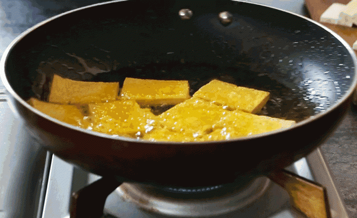 Chỉ cần bôi cái này xuống đáy chảo, rán đậu phụ bao nhiêu cũng không sợ nát hay dính, sát - 3