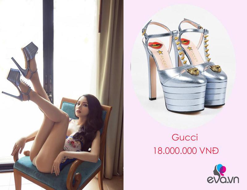 Hương Giang luôn mang theo bên mình đôi giày cao gót của Gucci được bán với giá khoảng 19 triệu đồng và đã cháy hàng trên hệ thống của thương hiệu.
