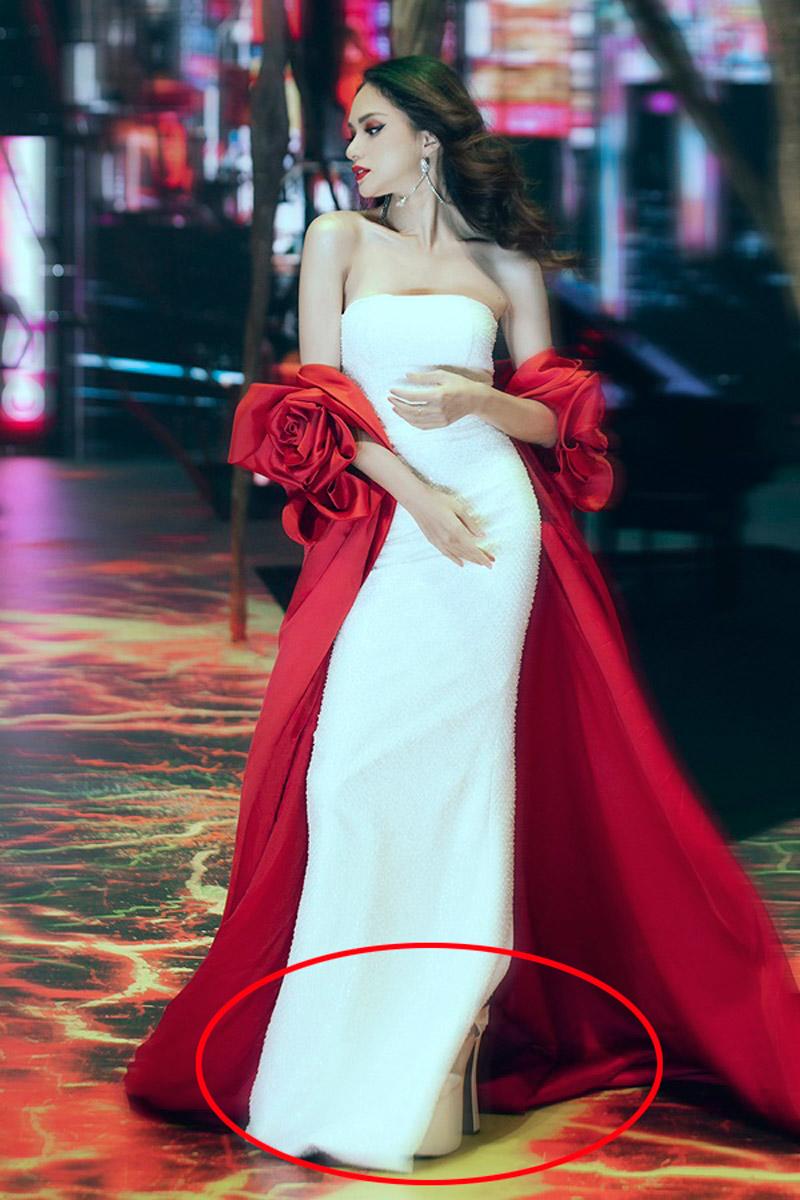 Món phụ kiện thòi trang vừa giúp nàng Hoa hậu tăng chiều cao đáng kể, đồng thời đưa Hương Giang đến danh hiệu "Nữ hoàng giày cao gót" mới của Vbiz. 
