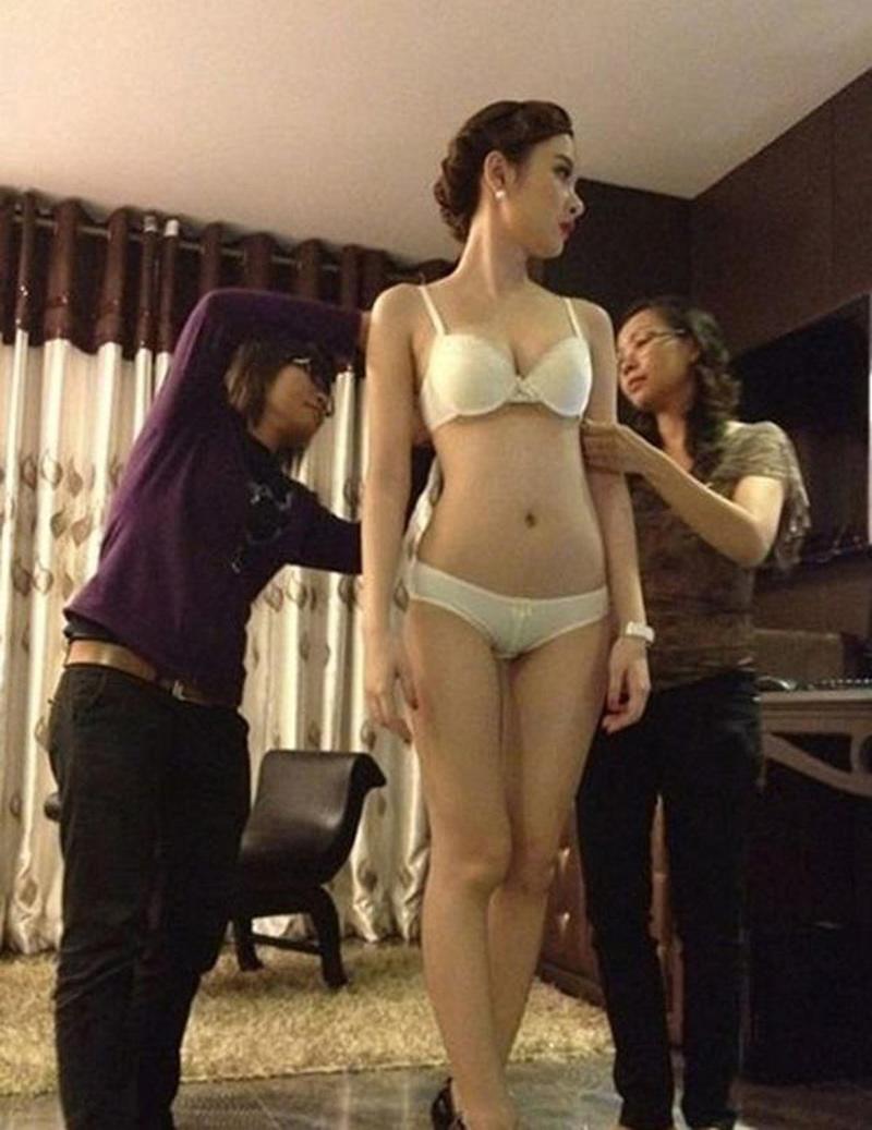 Cũng bởi tự tin về thân hình vạn người mê của mình nên cô nàng mặc nguyên nội y mỏng tang, phô diễn vóc dáng cũng không làm khó được Angela Phương Trinh.
