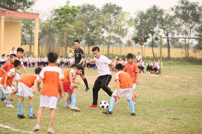 cau thu dien trai quang hai bat ngo ve truong cu lam dieu nay khien fan vo oa - 3