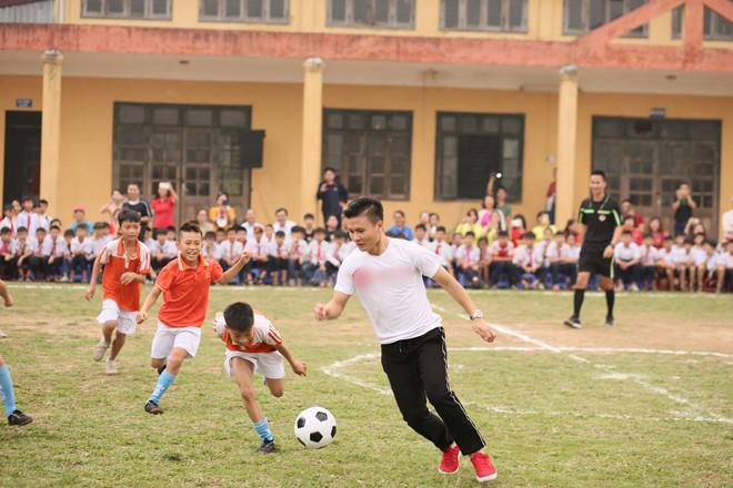 cau thu dien trai quang hai bat ngo ve truong cu lam dieu nay khien fan vo oa - 2