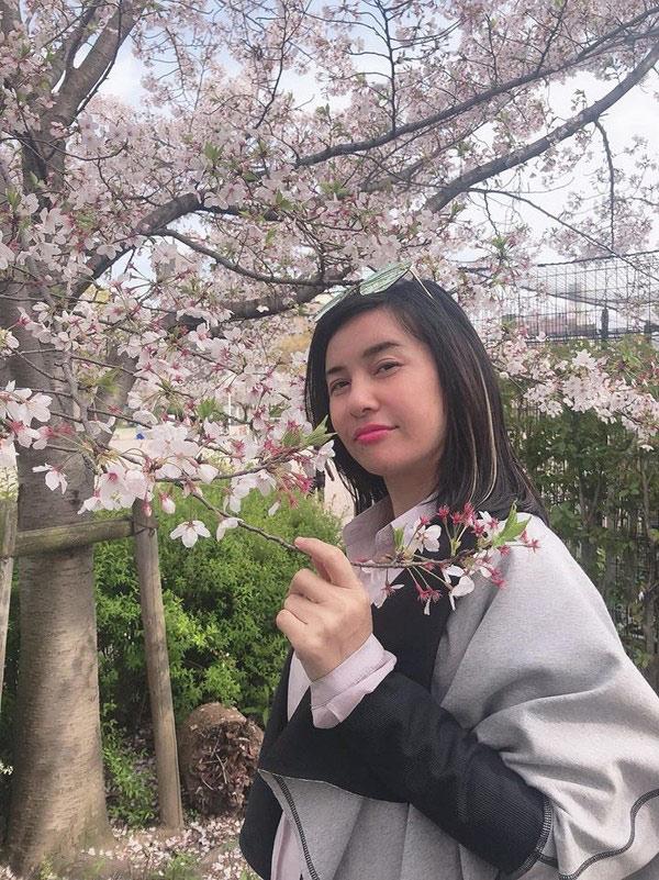 Cùng amp;#34;người thươngamp;#34; vi vu Nhật Bản, Cát Phượng bị soi bởi diện mạo sao mà lạ quá! - 2